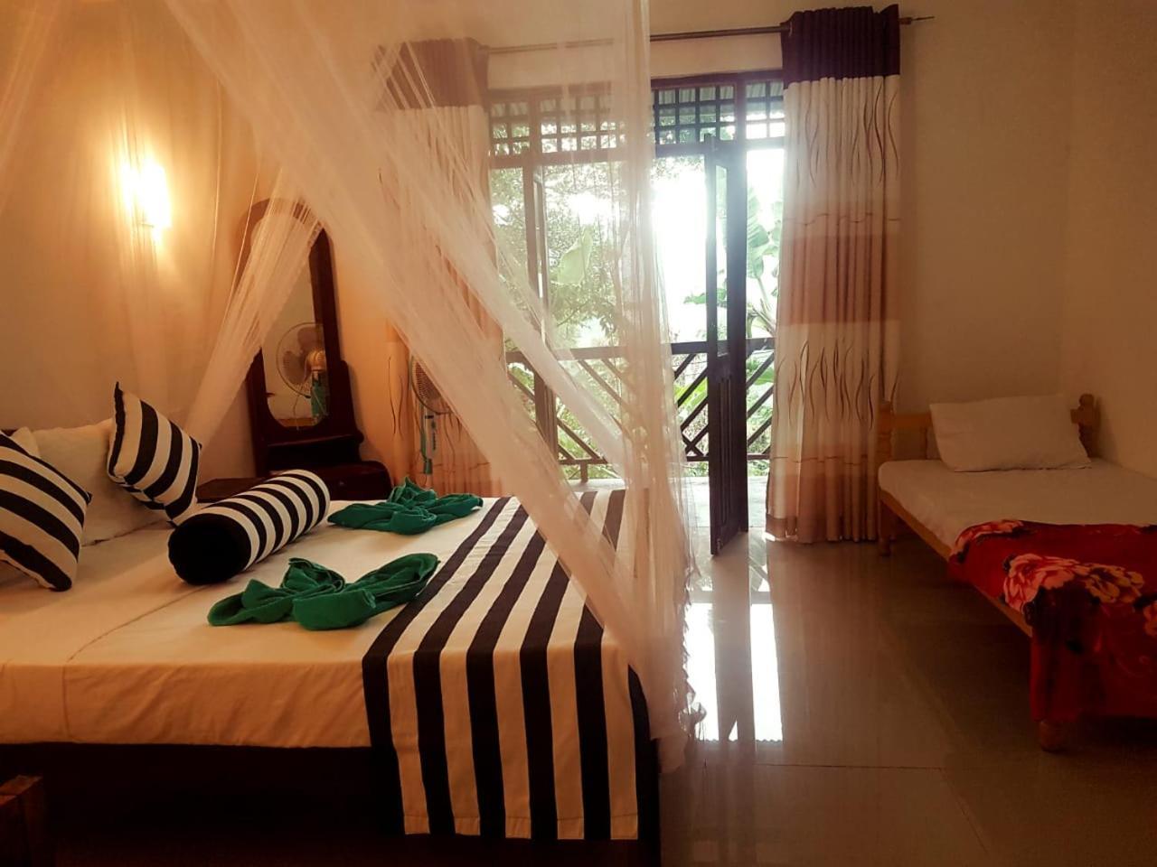 New Red Rose Ella Apartment Room photo